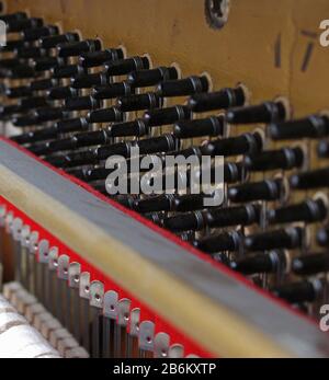 Pianoforte classico retrò. Strumento musicale bianco. Le corde metalliche del pianoforte. Pianoforte all'interno. Il dispositivo è uno strumento musicale da tastiera. Foto Stock