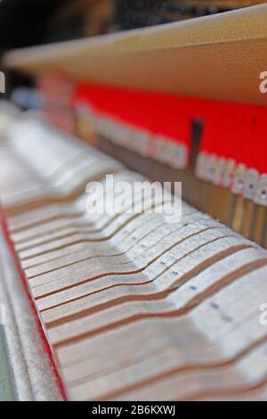 Pianoforte classico retrò. Strumento musicale bianco. Le corde metalliche del pianoforte. Pianoforte all'interno. Il dispositivo è uno strumento musicale da tastiera. Foto Stock