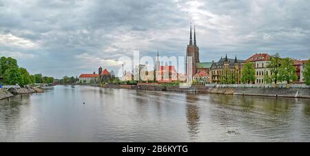 Vista sul fiume Oder e sull'isola della cattedrale di Wroclaw, in Polonia Foto Stock