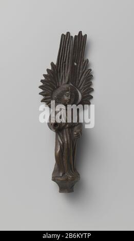 Engel De figuur bestaat uit de volgende gegoten, geciseleerde en getoken onderdelen: De engel, het vleugelstuk, de aan de linker ARM geklonken Hand. De engel staat op een vijfkantig voetstuk, dat vooraan is gemerkt, aan de achterkant een inkeping heedft en onderaan voorzien is van een schroefdraad voorzien rond gat. In de rug is een gedeelte uitgespaard om het oog, Foto Stock