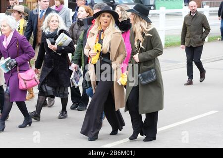 Cheltenham Festival, Cheltenham, Regno Unito - Mercoledì 11th Marzo 2020 - gli amanti della corsa arrivano oggi per il Ladies Day, il secondo giorno di questi anni Cheltenham Festival di corse di cavalli. Foto Steven May / Alamy Live News Foto Stock