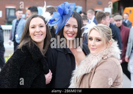 Cheltenham Festival, Cheltenham, Regno Unito - Mercoledì 11th Marzo 2020 - gli amanti della corsa arrivano oggi per il Ladies Day, il secondo giorno di questi anni Cheltenham Festival di corse di cavalli. Foto Steven May / Alamy Live News Foto Stock