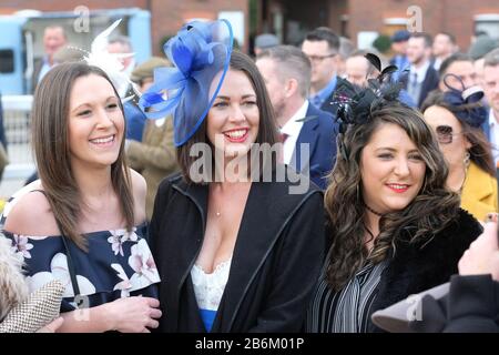 Cheltenham Festival, Cheltenham, Regno Unito - Mercoledì 11th Marzo 2020 - gli amanti della corsa arrivano oggi per il Ladies Day, il secondo giorno di questi anni Cheltenham Festival di corse di cavalli. Foto Steven May / Alamy Live News Foto Stock