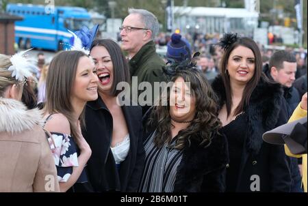 Cheltenham Festival, Cheltenham, Regno Unito - Mercoledì 11th Marzo 2020 - gli amanti della corsa arrivano oggi per il Ladies Day, il secondo giorno di questi anni Cheltenham Festival di corse di cavalli. Foto Steven May / Alamy Live News Foto Stock