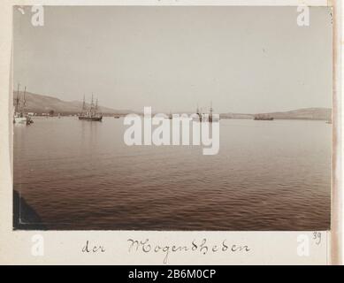 Enkele oorlogsschepen in de baai van Suda op Kreta, Griekenland Oorlogsschepen der Mogendheden in de baai van Suda Diverse navi da guerra nella baia di Suda, Creta, Grecia [navi da guerra] I Poteri [nella baia di Suda] Tipo Di Proprietà: Fotografie numero articolo: RP-F 1999-139-1-39 Produttore: Fotografo: L . Heldringstraat Luogo fabbricazione: Grecia Data: 1898 caratteristiche Fisiche: Luce naturale gelatina argento materiale di stampa: Carta fotografica Tecnica: Luce naturale gelatina argento pressione dimensioni: H 76 mm × W 108 mm Foto Stock