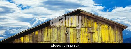 Fienile in legno stagionato, Gaviota, Santa Barbara County, California, Stati Uniti Foto Stock