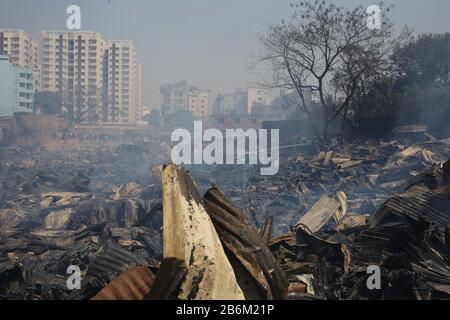 Dhaka, Bangladesh. 11th Mar, 2020. Diverse centinaia di case sono state eviscerate come il fuoco devastante che si è rotto in uno slum nella zona di Rupnagar di Mirpur nella capitale questa mattina. Un totale di 25 unità di vigili del fuoco ha portato il blaze sotto controllo intorno alle 12:50 pm, oltre tre ore dopo che ha avuto origine al slum intorno alle 9:45 il mercoledì mattina (foto da MD Rakibul Hasan/Pacific Press) credito: Pacific Press Agency/Alamy Live News Foto Stock