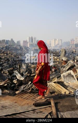 Dhaka, Bangladesh. 11th Mar, 2020. Diverse centinaia di case sono state eviscerate come il fuoco devastante che si è rotto in uno slum nella zona di Rupnagar di Mirpur nella capitale questa mattina. Un totale di 25 unità di vigili del fuoco ha portato il blaze sotto controllo intorno alle 12:50 pm, oltre tre ore dopo che ha avuto origine al slum intorno alle 9:45 il mercoledì mattina (foto da MD Rakibul Hasan/Pacific Press) credito: Pacific Press Agency/Alamy Live News Foto Stock