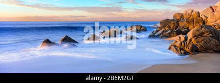 Formazioni rocciose sulla spiaggia all'alba, Lands End, Cabo San Lucas, Baja California sur, Messico Foto Stock