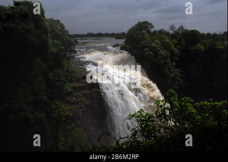 Simbabwe. 17th Feb, 2020. Le Cascate Vittoria (Cascate Vittoria) in Zimbabwe - fino a più di 100 metri di profondità, il fiume Zambesi si tuffa nelle profondità il 17 febbraio 2020 | utilizzo nel mondo credito: DPA/Alamy Live News Foto Stock