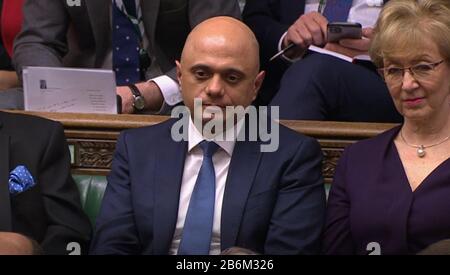 L’ex Cancelliere dello scacchiere Sajid Javid ascolta il Cancelliere Rishi Sunak che ha fatto il suo bilancio alla Camera dei Comuni di Londra. Foto Stock