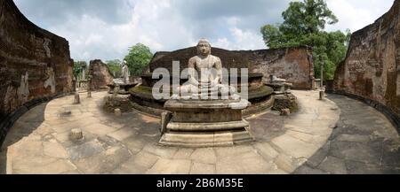 Interno di Polonnaruwa Vatadage probabilmente costruito da re Nissankamalla 1187-1196 CE, Polonnaruwa, Provincia Centrale del Nord, Sri Lanka Foto Stock