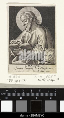 Evangelista Marcus S Marcvs (titel op object) Vier evangelisten (seriettel) De evangelist Marcus schrijft in zijn boek. Naast Hem zijn logout de leeuw. In de marge een Bijbelcitaat uit Mar 1 in het Latijn. Produttore : stampatore: Antonie Wie: Rix (II) (vermeld op object)uitgever: Jacobus de Man (i) (vermeld op object)Plats fabbricante: Antwerpen datazione: 1676 - 1719 kenmerken Fisico: Gravure Materiale: Papier Techniek: Graveren (drukprocedé) dimensioni: Plaatre: 81 mm × Oggetto: 59 mm San Marco l'evangelista che scrive il Vangelo, di solito un leone (alato) presente Foto Stock