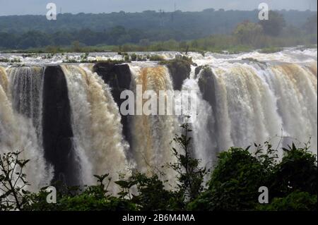 Simbabwe. 17th Feb, 2020. Le Cascate Vittoria (Cascate Vittoria) in Zimbabwe - fino a più di 100 metri di profondità, il fiume Zambesi si tuffa nelle profondità il 17 febbraio 2020 | utilizzo nel mondo credito: DPA/Alamy Live News Foto Stock