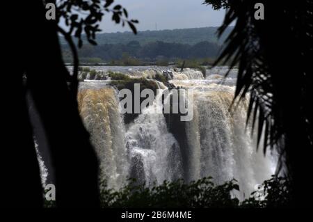 Simbabwe. 17th Feb, 2020. Le Cascate Vittoria (Cascate Vittoria) in Zimbabwe - fino a più di 100 metri di profondità, il fiume Zambesi si tuffa nelle profondità il 17 febbraio 2020 | utilizzo nel mondo credito: DPA/Alamy Live News Foto Stock