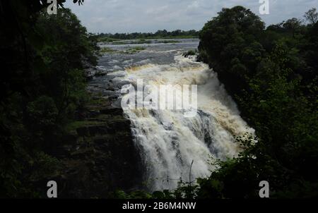 Simbabwe. 17th Feb, 2020. Le Cascate Vittoria (Cascate Vittoria) in Zimbabwe - fino a più di 100 metri di profondità, il fiume Zambesi si tuffa nelle profondità il 17 febbraio 2020 | utilizzo nel mondo credito: DPA/Alamy Live News Foto Stock