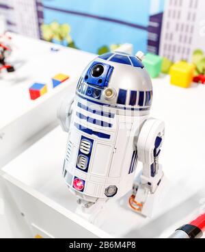 21 AGOSTO 2017, ULTRA MALL, UFA, RUSSIA: Robot R2D2 Star Wars al festival della robotica Foto Stock
