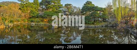 Riflessione di alberi in uno stagno, Maruyama Park, Kyoto, Prefettura di Kyoto, Giappone Foto Stock