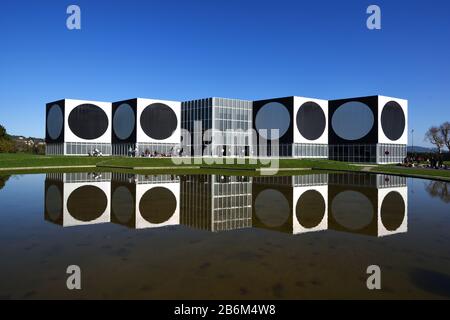 I Visitatori Al Di Fuori Della Fondazione Vasarely O Del Museo D'Arte, Riflessi Nella Piscina Rotonda, Aix-En-Provence Provence Provence France Foto Stock