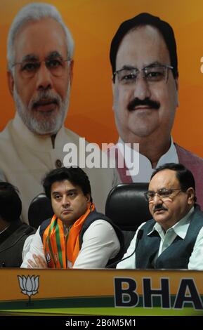 India. 11th Mar, 2020. Jyotirraditya Scindia, ex leader del partito del Congresso, ha lasciato, seduto con il partito di Bharatiya Janata (BJP) capo Jagat Prakash Nadda durante una conferenza stampa dove ha entrato nel BJP, a Nuova Delhi, India (foto da Sondeep Shankar/Pacific Press) Credit: Pacific Press Agency/Alamy Live News Foto Stock