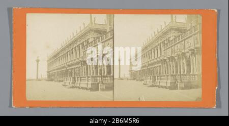 Olandese: Identificazione titolo (i) esterno della Biblioteca Marciana e della Loggetta del Sansovino a Piazza San Marco a Venezia Tipo Di Proprietà: Immagine stereo numero articolo: RP-F F07261 Iscrizioni / marchi: Iscrizione vero, manoscritto: 'Perspective de la loggia et du palais Royal Venise'nummer, vero, manoscritto '55' Produttore : fotografo: Fabbricazione in luogo anonimo: San Marco Dating: CA. 1850 - ca. 1880 caratteristiche Fisiche: Albume materiali di stampa: Carta di cartone Tecnica: Albume dimensioni di stampa: Supporto secondario: H 85mm × W 170 mm Oggetto: façade (o casa o edificio) quadrato, p. Foto Stock
