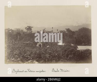 Exterieur van een districtsgebouw gezien vanuit Victoria (Kameroen) ha incontrato rechts een kerk van de Basler Mission Parte dell'album con registrazioni in Camerun intorno al 1899. Produttore : fotografo : anonimo luogo di produzione: Camerun Data: 1899 caratteristiche Fisiche: Albumen materiale di stampa: Carta Tecnica: Albumen dimensioni di stampa: H 131 mm × W 196 mmToelichtingIn le orme dei coloni tedeschi la Missione di Basler è venuto (Missione Basilea) in Camerun, dove: Verrichtte. Oggetto del lavoro missionario: Prospettiva o sagoma del villaggio della chiesa del villaggio (esterno) Vicino Victoria Foto Stock