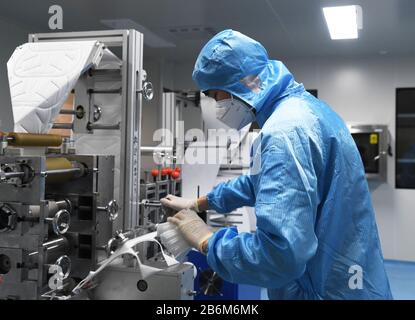 (200311) -- PECHINO, 11 marzo 2020 (Xinhua) -- UN personale lavora in un laboratorio di produzione di maschere N95 del Naton Medical Group di Pechino, capitale della Cina, 11 marzo 2020. Approvato dalle autorità locali, il Naton Medical Group di Pechino ha istituito una linea di produzione di mascherine facciali per garantire l'approvvigionamento di maschere facciali durante la lotta contro la nuova epidemia di coronavirus. (Xinhua/Ren Chao) Foto Stock