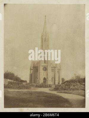 Exterieur van een kerk ha incontrato een ranke toren, vermoedelijk in Frankrijk Parte dell'album di fotografo amatoriale francese con foto di famiglia, militari, industria, paesaggi, e un esame di dove: Condizioni a Frankrijk. Produttore : fotografo: Anonymous location manufacturing: France Dating: CA. 1883 - 1886 Materiale: Carta fotografica Tecnica: Albume dimensioni di stampa: H 151 mm × W 122 mm Oggetto: Chiesa (esterno) parti della chiesa esterno e annessi: Torre dove francia Foto Stock