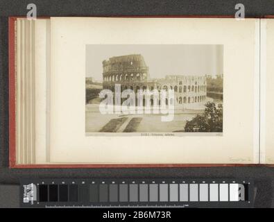 Exterieur van het Colosseum in Rome ROMA - Colosseo, esterno (titel op Object) Onderdeel van Fotoalbum ha incontrato nomi van kerken, beelden en antieke gebouwen a Roma. Produttore : fotograaf: AnoniemPlaats fabbricante: Rome Dating: CA. 1860 - ca. 1890 Kenmerken Fisico: Ontikkelgelatinzilverruk Materiale: Karton fotopapier Techniek: Ontikkelgelatinzilverruk dimensioni: Foto: H 99 mm × b 150 mm Oggetto: Prospettiva della città, panorama della città, silhouette di citynames di edifici storici, siti, strade, ecc (Colosseo) terreni, campi e alloggi per sport, giochi e prestazioni fisiche Foto Stock