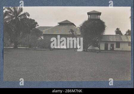 Exterieur van het huis en de tuin van de ispecteur van de Deli Maatschappij te Bindjai Langkat op Sumatra Onderdeel van Reisalbum met foto's van bedrijvigheid en beziens Foto Stock