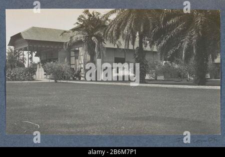 Exterieur van het huis en de tuin van de ispecteur van de Deli Maatschappij te Bindjai Langkat op Sumatra Onderdeel van Reisalbum met foto's van bedrijvigheid en beziens Foto Stock