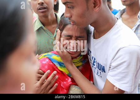 Dhaka, Dhaka, Bangladesh. 11th Mar, 2020. Fino a 2.000 case sono state rasate al suolo, mentre circa 10.000 residenti sono stati colpiti nel fuoco che si è rotto in uno slum nella zona di Ruppagar di Mirpur il Mercoledì mattina. Credito: Suvra Kanti Das/Zuma Wire/Alamy Live News Foto Stock