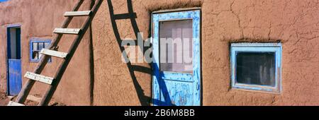 Scala appoggiata contro una casa, Taos Pueblo, Taos, Taos County, New Mexico, USA Foto Stock