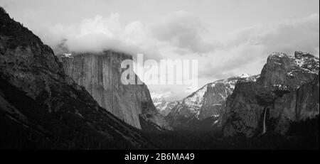 Nuvole sulle montagne, Yosemite National Park, California, Stati Uniti Foto Stock