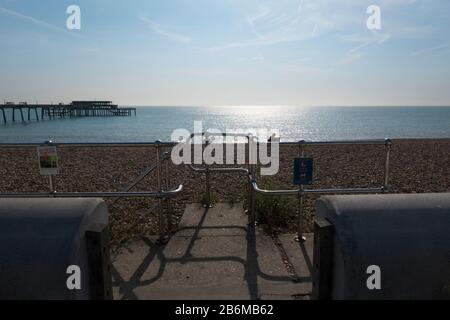 Deal Pier Kitchen, progettato da Niall McClaughlin Associates, la caffetteria con pareti in legno alla fine del molo 1950s a Deal, Kent, Regno Unito Foto Stock