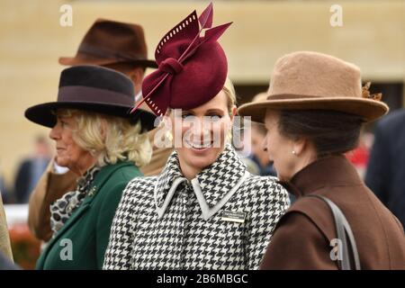 Zara Tindall (centro) e la Principessa Royal (destra) con la duchessa di Cornovaglia mentre frequenta il Ladies Day al Cheltenham Festival all'ippodromo di Cheltenham. Foto Stock