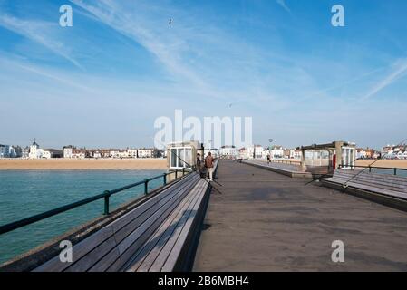 Uomini che pescano al largo del molo di cemento 1950s a Deal, Kent, Regno Unito Foto Stock