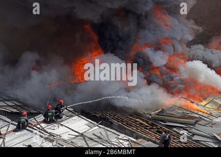 Dhaka, Bangladesh - 11 marzo 2020: Centinaia di barie sono state rasate al suolo, lasciando migliaia di senzatetto, in un enorme incendio allo Shialbari Foto Stock