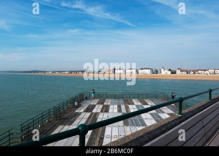 Uomini che pescano al largo del molo di cemento 1950s a Deal, Kent, Regno Unito Foto Stock