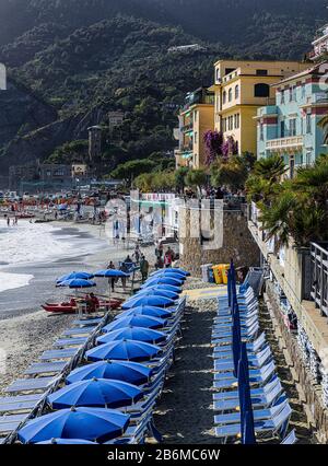 La località balneare di Monterosso fa parte di Cinq Terre. Foto Stock