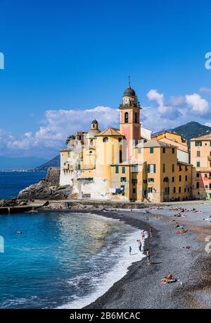 Basilica di Santa Maria Assunta e lungomare di Camogli. Foto Stock