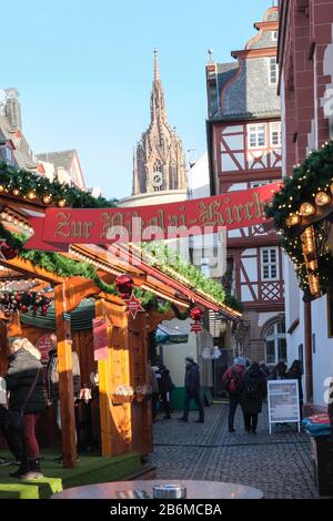 Europa, Germania , mercato di Natale di Francoforte nella nuova città vecchia, molti visitatori godono, vecchie case a graticcio a Römer, la città vecchia di Francoforte Foto Stock