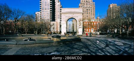 Alberi di fronte ad un edificio, Washington Square Arch, Washington Square Park, Manhattan, New York City, New York state, USA Foto Stock