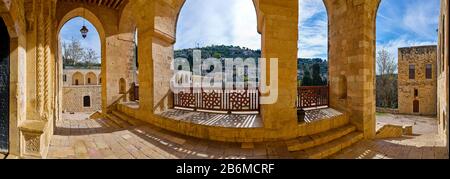 Cortile di un palazzo, Beiteddine Palace, Beit ed-Dine, Chouf District, Libano Foto Stock