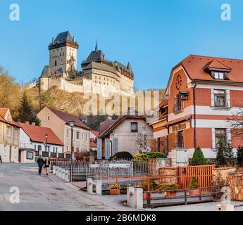 07 DICEMBRE 2017, KARLSTEIN, REPUBBLICA CECA: Castello di Karlstejn e città al mattino presto senza turisti Foto Stock