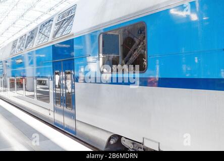 treno veloce passeggeri a due piani Foto Stock