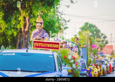 Kanchanaburi, THAILANDIA - 17 APRILE : Unidentified bello con donna vestita tradizionalmente è incoronato per essere 'Songkran' in parata su Songkran Fes Foto Stock