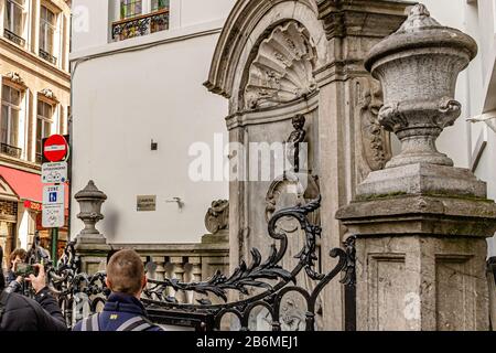 La famosa scultura Manneken Pis, a Bruxelles, Belgio. Marzo 2019. Foto Stock