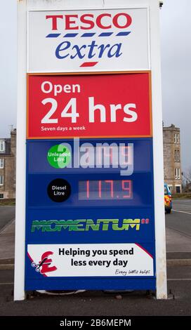 Edimburgo, Scozia, Regno Unito. 11th Mar 2020. Nel bilancio di oggi il dazio carburante è stato congelato per il 11th anno consecutivo, il che significa che il dazio - applicato al di sopra dell'IVA - rimarrà a 57,95 p al litro per la benzina e il diesel. Nella foto, segno che dà il prezzo attuale come gli autisti scozzesi che riempiono di benzina e diesel del supermercato a Tesco mentre beneficiano della riduzione dei prezzi del carburante nel Regno Unito. Foto Stock