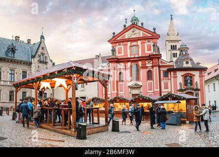 Dicembre 2017, PRAGA, REPUBBLICA CECA: Fiera del mercato di Natale nella piazza della città vecchia con turisti e albero di Capodanno Foto Stock